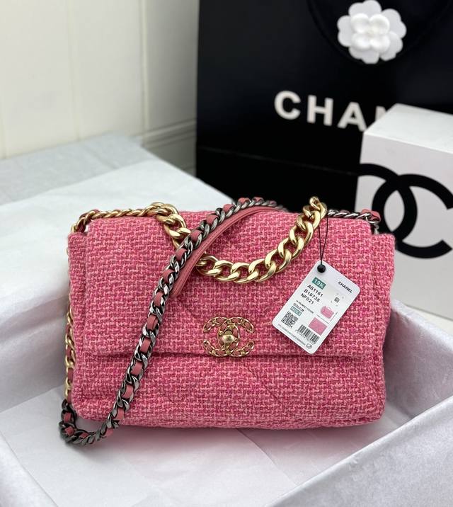 Chanel ：：型号as1161#：小号1160#：尺寸：30Cm：小号26Cm：年新色：秋冬款，绒布系列：这款包简直是小香一切经典元素的结合，小香迷菱格纹、