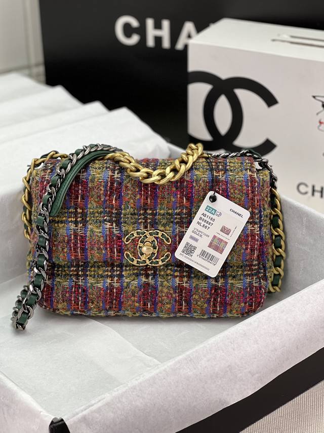 Chanel ：：型号as1161#：小号1160#：尺寸：30Cm：小号26Cm：年新色：秋冬款，绒布系列：这款包简直是小香一切经典元素的结合，小香迷菱格纹、