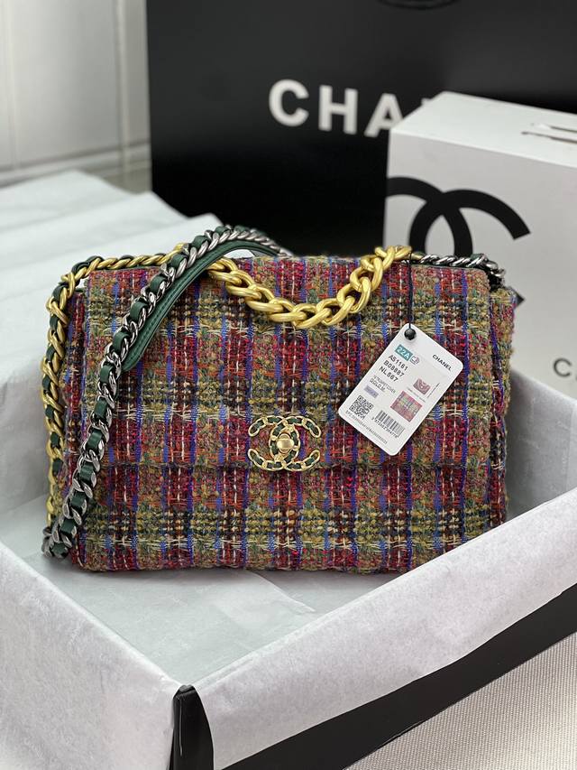 Chanel ：：型号as1161#：小号1160#：尺寸：30Cm：小号26Cm：年新色：秋冬款，绒布系列：这款包简直是小香一切经典元素的结合，小香迷菱格纹、