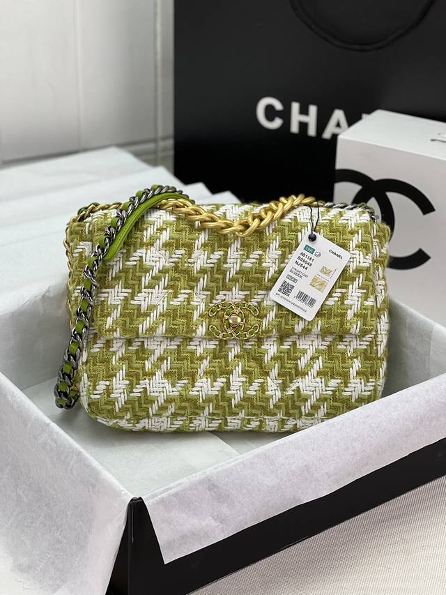 Chanel ：：型号as1161#：小号1160#：尺寸：30Cm：小号26Cm：年新色：秋冬款，绒布系列：这款包简直是小香一切经典元素的结合，小香迷菱格纹、