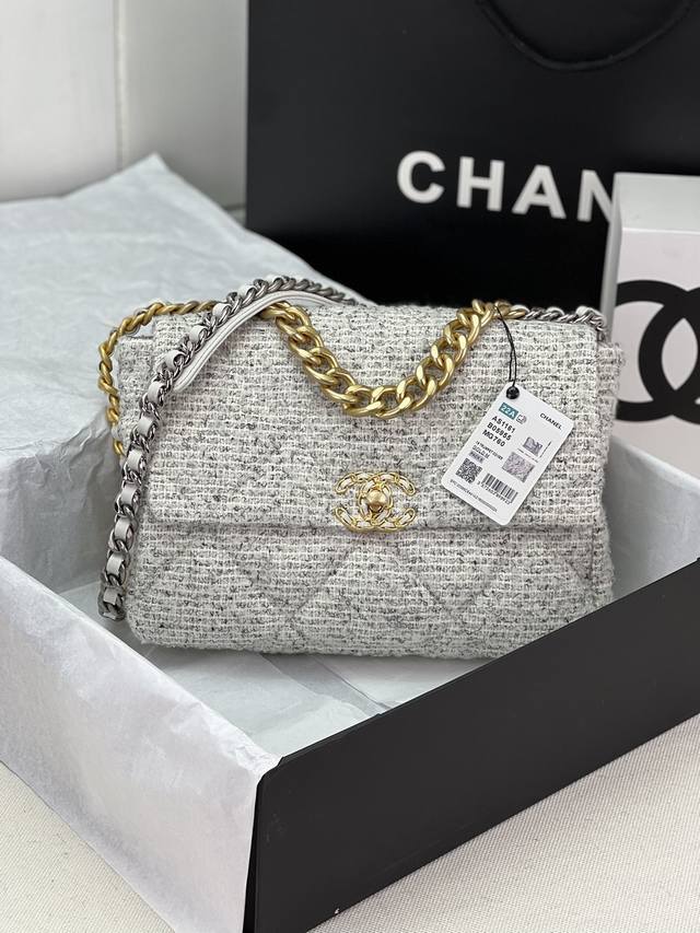 Chanel ：：型号as1161#：小号1160#：尺寸：30Cm：小号26Cm：年新色：秋冬款，绒布系列：这款包简直是小香一切经典元素的结合，小香迷菱格纹、