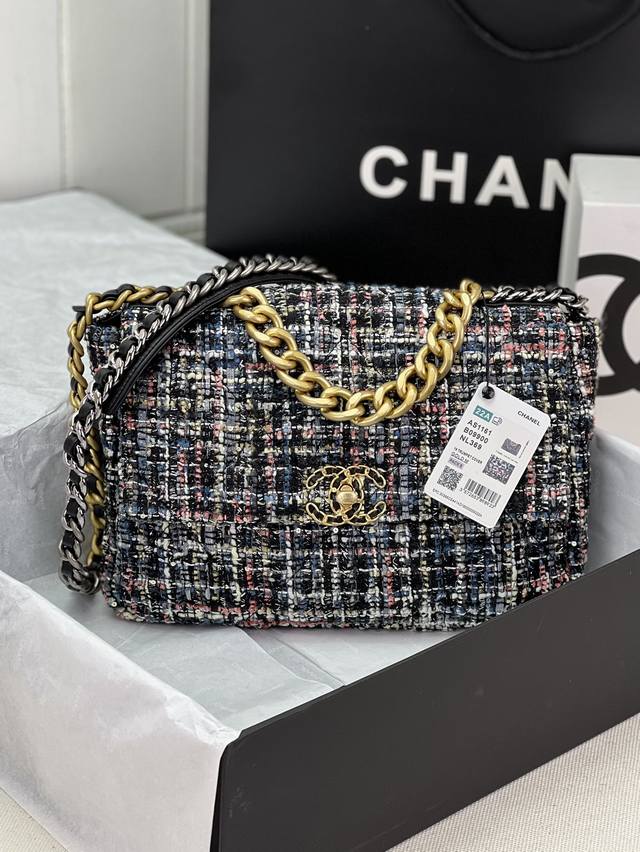 Chanel ：：型号as1161#：小号1160#：尺寸：30Cm：小号26Cm：年新色：秋冬款，绒布系列：这款包简直是小香一切经典元素的结合，小香迷菱格纹、