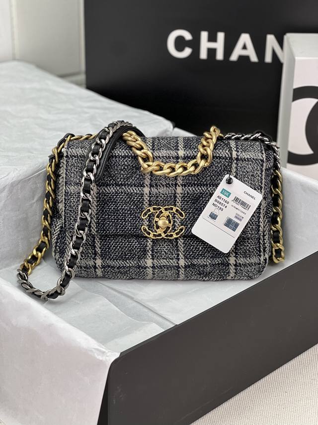 Chanel ：：型号as1161#：小号1160#：尺寸：30Cm：小号26Cm：年新色：秋冬款，绒布系列：这款包简直是小香一切经典元素的结合，小香迷菱格纹、