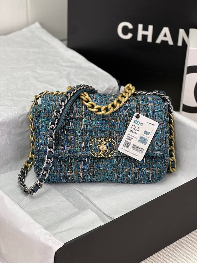 Chanel ：：型号as1161#：小号1160#：尺寸：30Cm：小号26Cm：年新色：秋冬款，绒布系列：这款包简直是小香一切经典元素的结合，小香迷菱格纹、