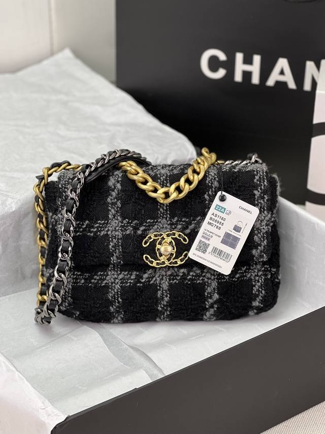 Chanel ：：型号as1161#：小号1160#：尺寸：30Cm：小号26Cm：年新色：秋冬款，绒布系列：这款包简直是小香一切经典元素的结合，小香迷菱格纹、