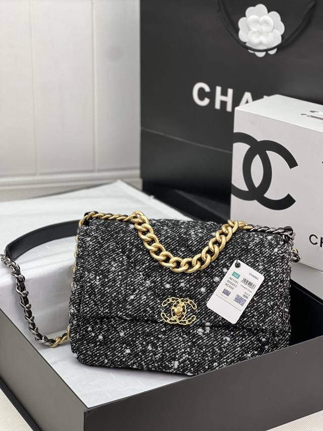 Chanel ：：型号as1161#：小号1160#：尺寸：30Cm：小号26Cm：年新色：秋冬款，绒布系列：这款包简直是小香一切经典元素的结合，小香迷菱格纹、