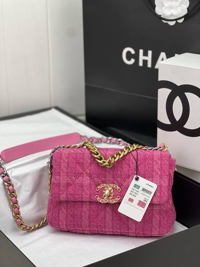 Chanel ：：型号as1161#：小号1160#：尺寸：30Cm：小号26Cm：年新色：秋冬款，绒布系列：这款包简直是小香一切经典元素的结合，小香迷菱格纹、