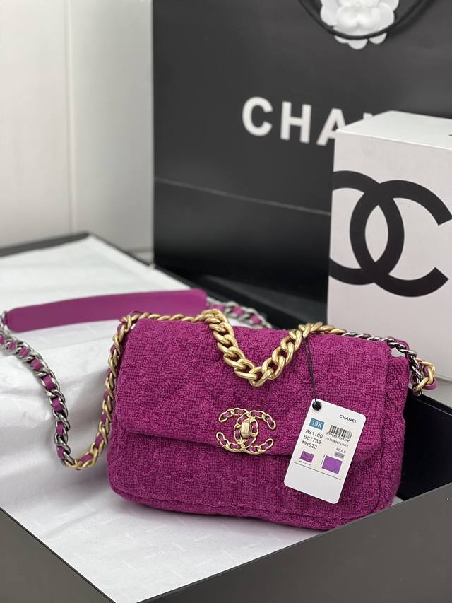 Chanel ：：型号as1161#：小号1160#：尺寸：30Cm：小号26Cm：年新色：秋冬款，绒布系列：这款包简直是小香一切经典元素的结合，小香迷菱格纹、