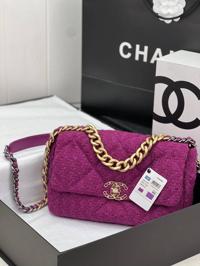 Chanel ：：型号as1161#：小号1160#：尺寸：30Cm：小号26Cm：年新色：秋冬款，绒布系列：这款包简直是小香一切经典元素的结合，小香迷菱格纹、