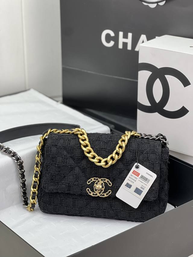 Chanel ：：型号as1161#：小号1160#：尺寸：30Cm：小号26Cm：年新色：秋冬款，绒布系列：这款包简直是小香一切经典元素的结合，小香迷菱格纹、