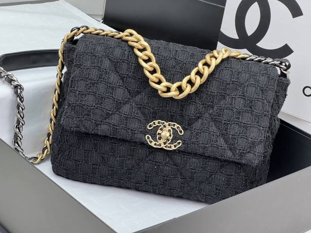 Chanel ：：型号as1161#：小号1160#：尺寸：30Cm：小号26Cm：年新色：秋冬款，绒布系列：这款包简直是小香一切经典元素的结合，小香迷菱格纹、