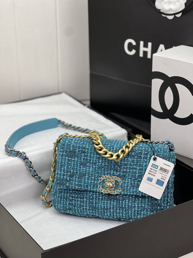 Chanel ：：型号as1161#：小号1160#：尺寸：30Cm：小号26Cm：年新色：秋冬款，绒布系列：这款包简直是小香一切经典元素的结合，小香迷菱格纹、