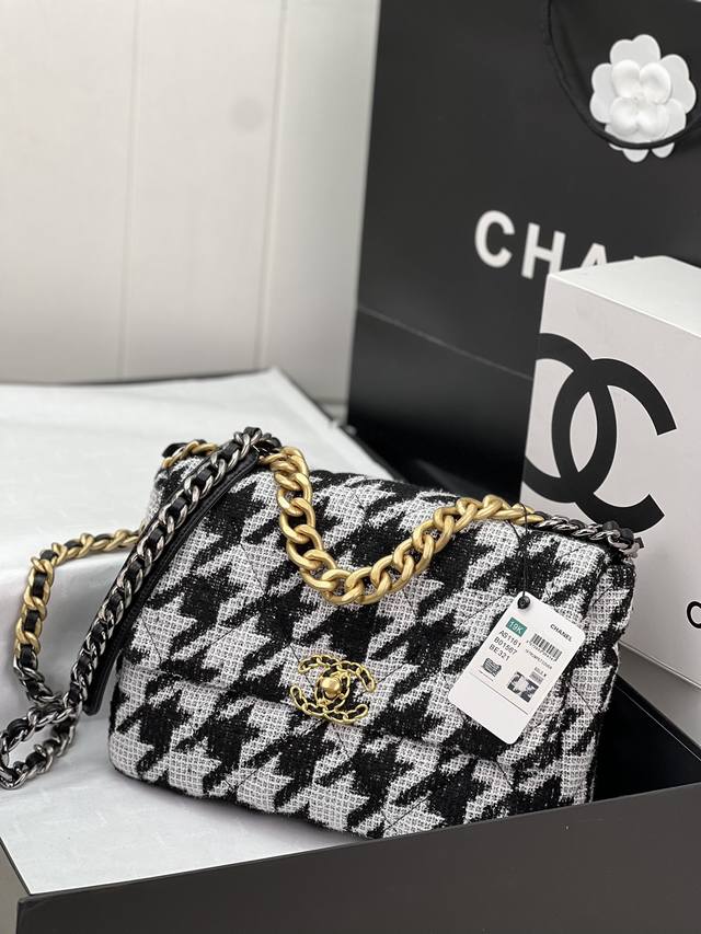 Chanel ：：型号as1161#：小号1160#：尺寸：30Cm：小号26Cm：年新色：秋冬款，绒布系列：这款包简直是小香一切经典元素的结合，小香迷菱格纹、