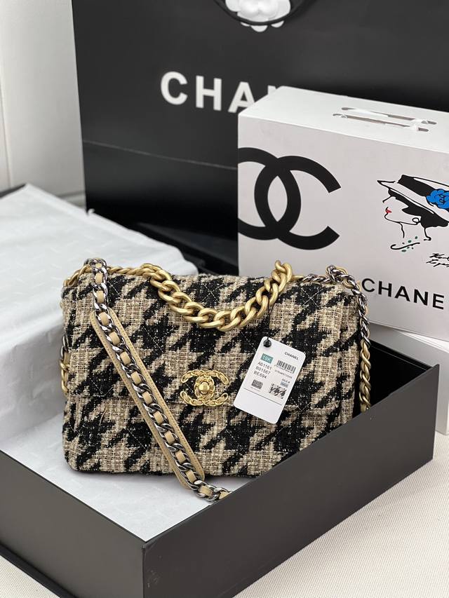 Chanel ：：型号as1161#：小号1160#：尺寸：30Cm：小号26Cm：年新色：秋冬款，绒布系列：这款包简直是小香一切经典元素的结合，小香迷菱格纹、