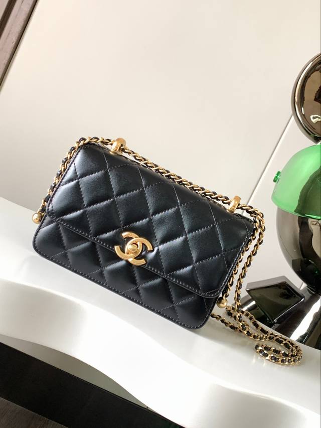 型号as2 Chanel 新品 早秋高定系列金珠口盖包 包型包身与经典leboy接近相似 是继金属球cf之后又一款可调节的链条包 调节各种长度 背法更丰富 垂下