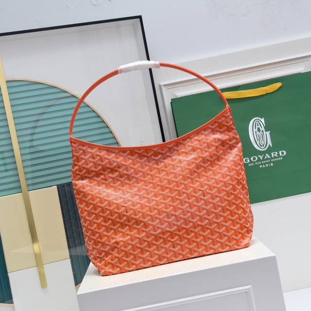 原版goyard Boheme Hobo 最贴切的形容就是 纸片包了吧！ 真的是超轻薄无感的那种感觉！ Size：27 Cm X 15 Cm X 42 Cm ,