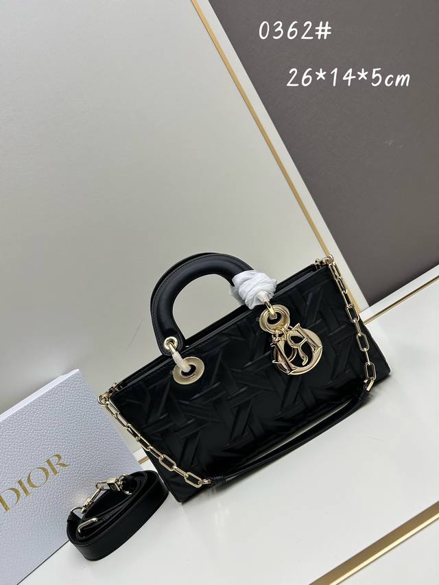 迪奥dior 正品顶级进口原厂牛皮手提腋下斜挎横款戴妃 包中号 Lady D-Joy 手袋 黑色压花萎格 这款 Lady D-Joy 手袋凸显经典lady Di