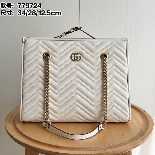 型号：779724牛皮 尺寸：34X28X12.5Cm Gg Marmont系列在2024年春夏系列中继续大放异彩。这款托特包采用黑色绗缝皮革匠心制作，搭配隽永