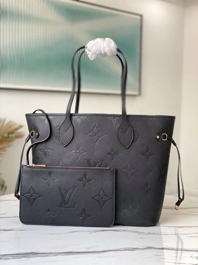 头层皮 海外顶级原单 M45685 黑色 本款 Neverfull 中号手袋取材 Monogram Empreinte 软压纹皮革。收紧两侧束带，充裕容量亦可化