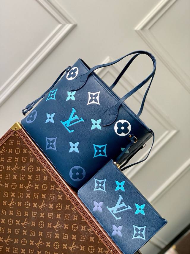 头层皮 顶级原单m46514蓝色丝印46329 本款 Neverfull 中号手袋以 Monogram Empreinte 皮革传递柔婉韵致，其上点缀渐变色彩大