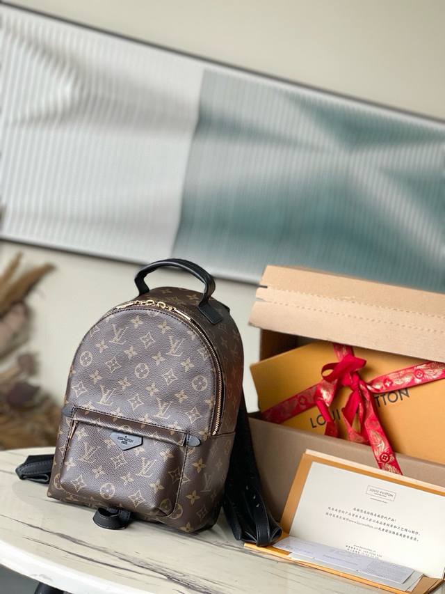 顶级原单 M44871老花monogram Backpack 中号双背包，在2017年早春系列时装展大放异彩的此款背包风格个性时尚,功能性极强，是都市浪人的完美