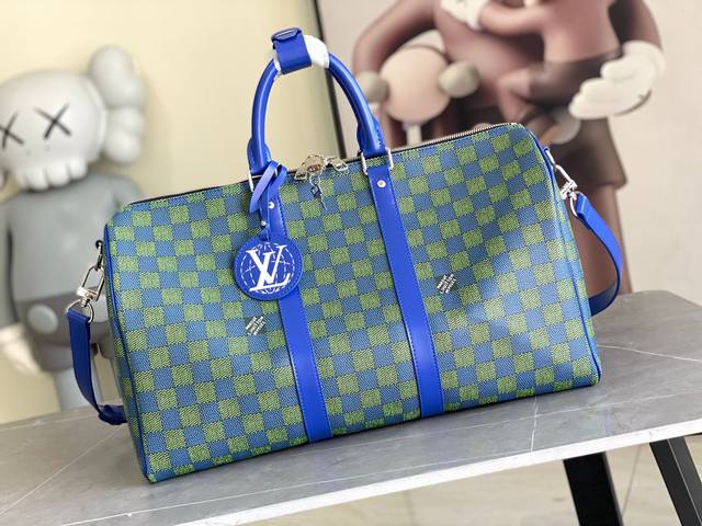 顶级原单 N41418绿格 这款经典的keepall 45手袋采用damier Graphite帆布制成，大小为手提行李尺寸。 特有浑圆的皮革手柄和可调整、可脱