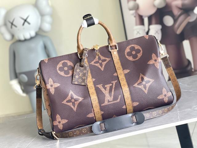 顶级原单m47211 本款 Keepall Bandoulière 45 旅行袋为 Monogram Giant 涂层帆布搭配 Monogram Reverse