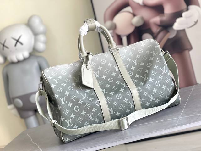 顶级原单m47211 本款 Keepall Bandoulière 45 旅行袋为 Monogram Giant 涂层帆布搭配 Monogram Reverse