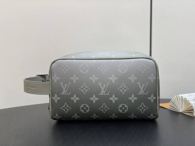 原单精品 M11599灰色渐变 洗漱包化妆包系列 Locker Dopp Kit 盥洗袋 全新的locker Dopp Kit兼備現代的時尚風格及路易威登標誌性