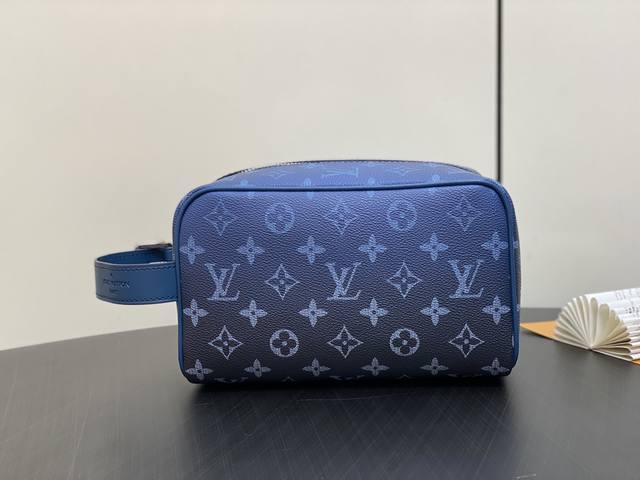 原单精品 M11599蓝色渐变 洗漱包化妆包系列 Locker Dopp Kit 盥洗袋 全新的locker Dopp Kit兼備現代的時尚風格及路易威登標誌性