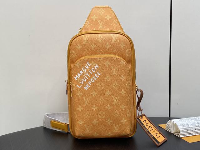 原单精品 M12869黄色 丝印 男包胸包系列 Avenue Slingbag Nm手袋 作为经典背包的替代品，Monogram帆布的avenue Slingb