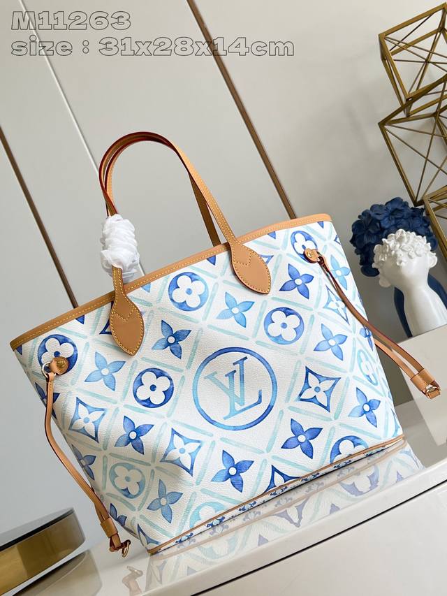 顶级原单 独家实拍 M11263兰 本款 Neverfull 中号手袋选用 Monogram Tiles 帆布塑造托特包构型，再以皮革饰边勾勒顶部与手柄轮廓。中