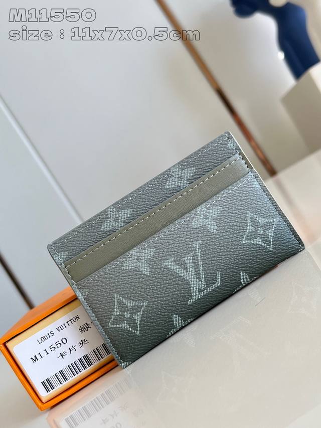 顶级原单 独家实拍 M11550绿 Monogram 帆布制卡片夹，设计简约而时髦，可轻易放入衣服口袋。 设有三个夹层，可供放置信用卡、乘车卡或名片等。11 X