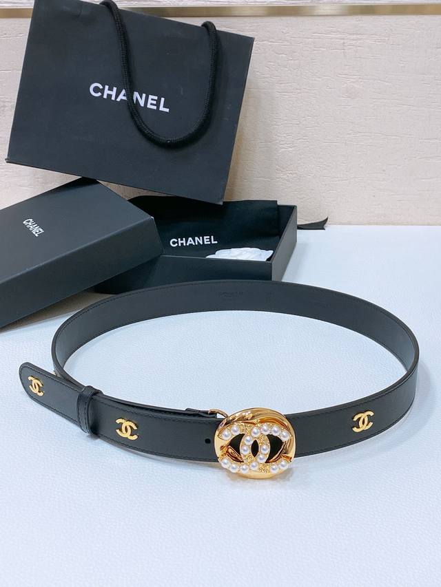 小香chanel 巴黎走秀款更新，高定原单精品，新款珍珠 水钻 白 与 黑 字母 Logo搭扣 黄铜金属镶嵌珍珠与钻石，小牛皮腰带 手感柔软 细腻 3.0 Cm