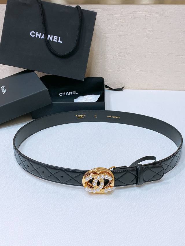 小香chanel 巴黎走秀款更新，高定原单精品，新款珍珠 水钻 白 与 黑 字母 Logo搭扣 黄铜金属镶嵌珍珠与钻石，小牛皮腰带 手感柔软 细腻 3.0 Cm