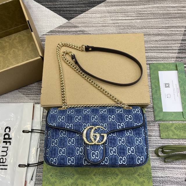 配全套包装 新品 Gg Marmont系列牛仔小号肩背包 这款单品出自gucci Lido系列，设计灵感源自意大利海岸的夏日风情和海滩俱乐部。这款gg Marm