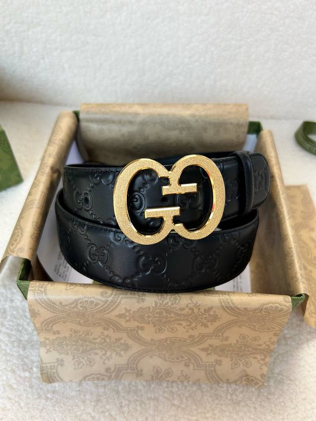 Gucci 4.0Cm经典压花 意大利进口头层小牛皮，手感柔软厚实。搭配精品全钢五金带扣，纯进口机械车线，工艺精细，原单品质