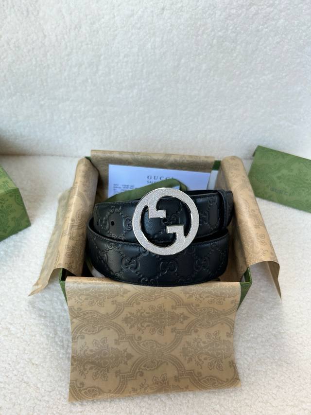 Gucci 4.0Cm经典压花 意大利进口头层小牛皮，手感柔软厚实。搭配精品全钢五金带扣，纯进口机械车线，工艺精细，原单品质