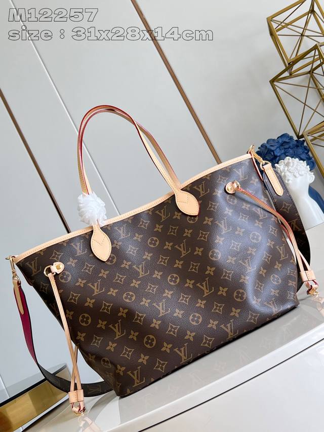 顶级原单 独家实拍 M12257玫红 本款 双面可用 Neverfull 中号托特包为柔软 Monogram 帆布勾勒牛皮革饰边，于宽敞构型融入缤纷织物内衬。两