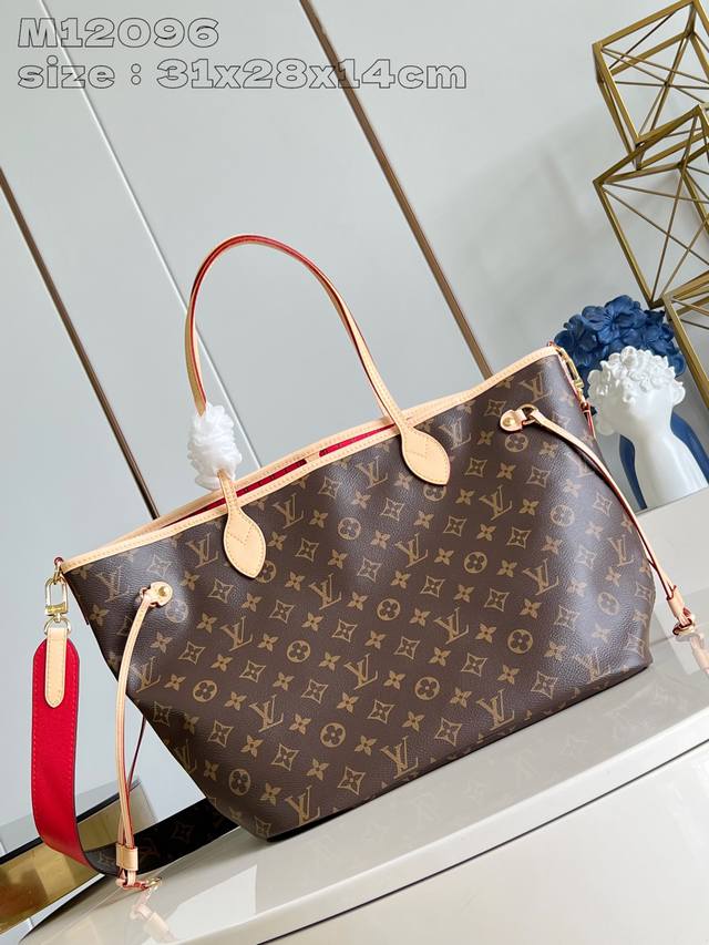 顶级原单 独家实拍 M12096大红 本款 双面可用 Neverfull 中号托特包为柔软 Monogram 帆布勾勒牛皮革饰边，于宽敞构型融入缤纷织物内衬。两