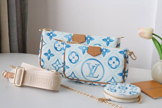 顶级原单m25374 五合一 麻将包 本款 Multi Pochette Accessoires 手袋出自 Lv By The Pool 系列，以 Monogr