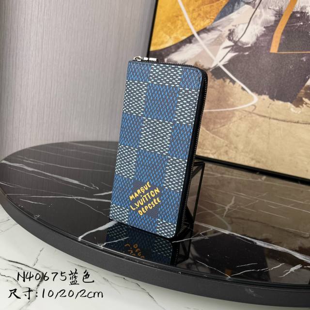 出厂价 芯片版顶级原单m40675蓝色 這款竖款zippy钱夹以damier Heritage帆布製作，特大棋盤圖案的中央綴有品牌的 Marque L.Vuit