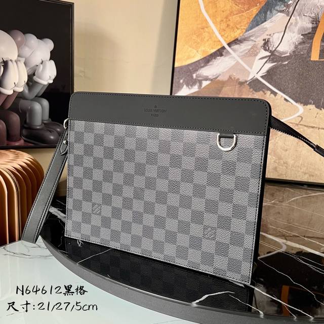 出厂价 N64612 男士新款手包 本款 Standing Pouch 手拿包采用经典 Damier Graphite 帆布塑造充裕空间，可从容收纳平板电脑、手