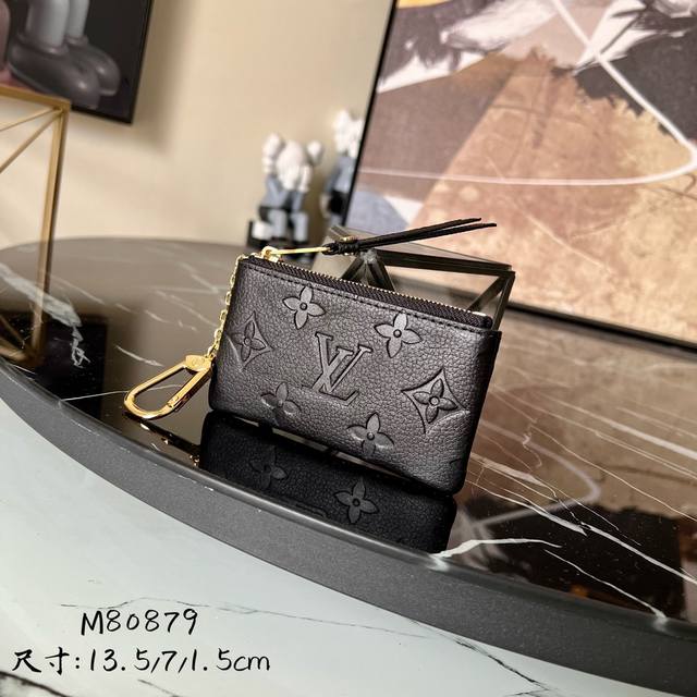 出厂价 芯片版m80879 本款钥匙包采用 Monogram Empreinte 粒面皮革，饰有 Lv 字母和 Monogram 花卉压纹，搭配皮革内衬，内袋和