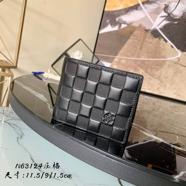 出厂价 芯片版 N63124 黑色压格 男士短夹 以精緻的 Damier Infini 皮革製作，這款形狀纖薄的 Multiple 錢包設計風格雋永，可收納入衣