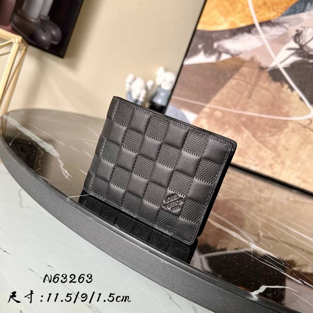 出厂价 N63263 黑色压格 男士短夹 以精緻的 Damier Infini 皮革製作，這款形狀纖薄的 Multiple 錢包設計風格雋永，可收納入衣服口袋，