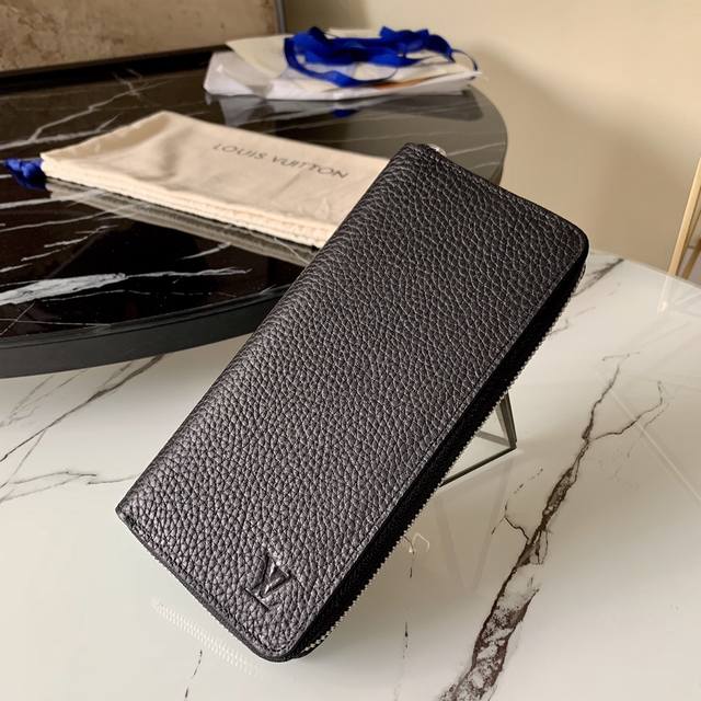 出厂价 M58412黑色 荔枝纹男士拉链包 這款 Zippy Wallet Vertical直式拉鏈錢包可容納現鈔、卡片和零錢，而且設計既時尚又實用，設有多個口