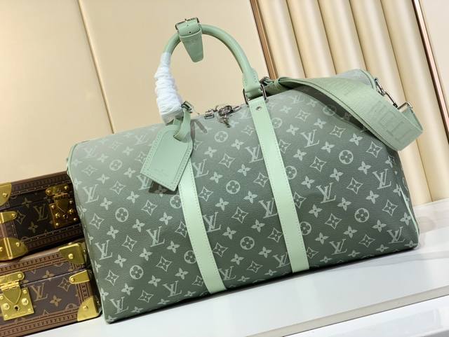 出厂价 Sac Keepall Bandoulière 45 M41418 11718 渐变绿花 做旧版 这款keepall单肩包45由monogram渐变帆布