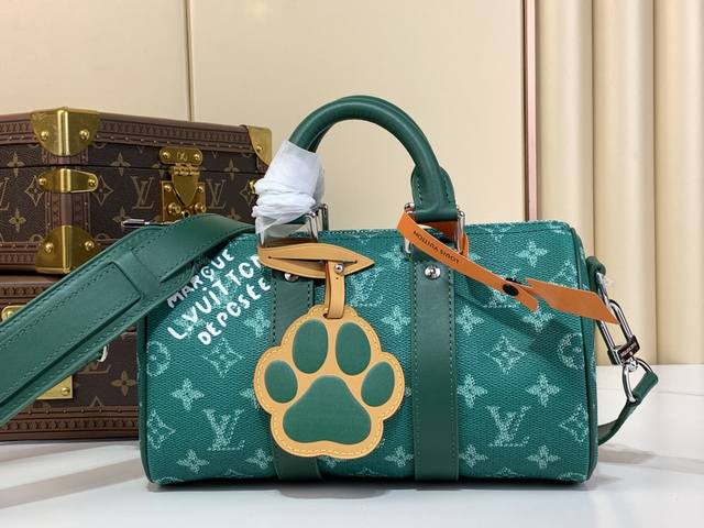 出厂价 Keepall Bandouliere25 手袋 M12684 绿花 变码芯片 本款手袋浓缩 Keepall 旅行袋的经典轮廓，由monogram 压纹