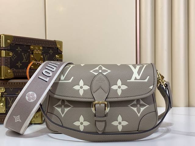 出厂价 Diane 手袋 M46386 M46583灰色 压花 本款 Diane 手袋取材路易威登经典 Monogram Empreinte 压纹皮革，将品牌标